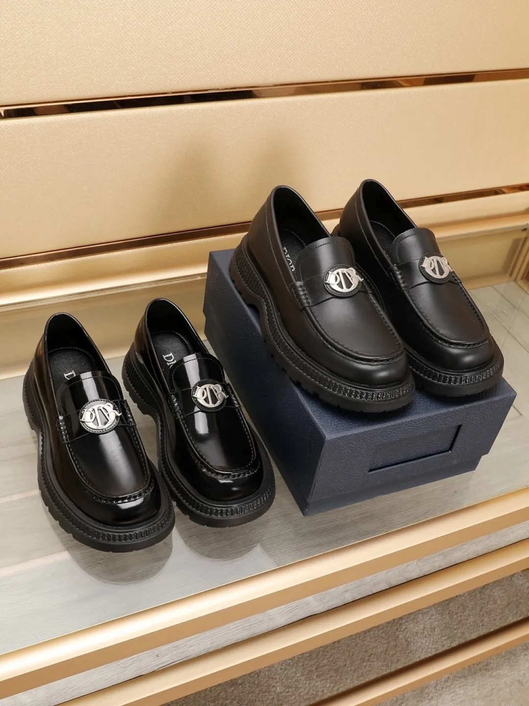 Factory P500💰dior 🆕Men's classic loafers, which combine classic shoe styles with retro California style. Slipper style design, easy to put on and take off. Crafted from top-grain cowhide leather, they feature a rubber lugged sole and the DIO* AND SHAWN signature in brass and enamel. Wear it with casual clothing or a suit. Size: 38-44 (45.46 customized